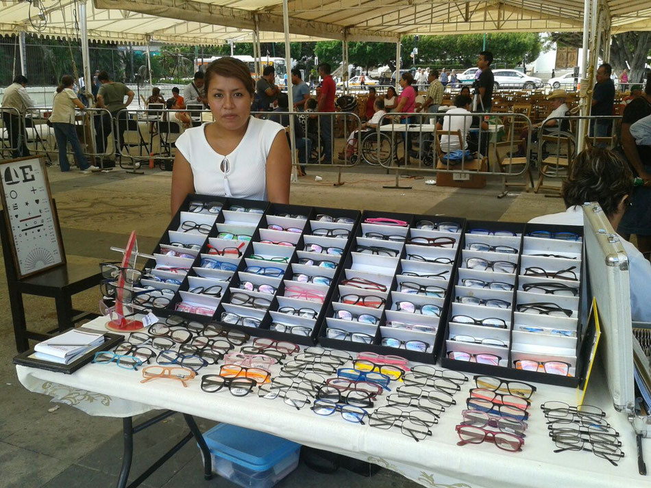 Grupo de personas realizándose examen visual